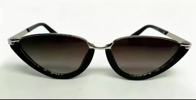 Video de Óculos Kanguru Glasses Acetato Preto Brilhoso Moderno c/ Metal Prata Gatinho. Polarizado Lente Fumê Degradê.