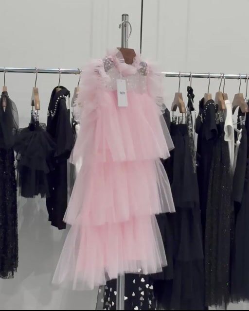 Vídeo de Vestido Rosa de Tule com Babados