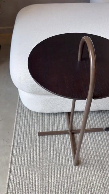 Vídeo de Mesa de Apoio Simone (Escura. 5255)