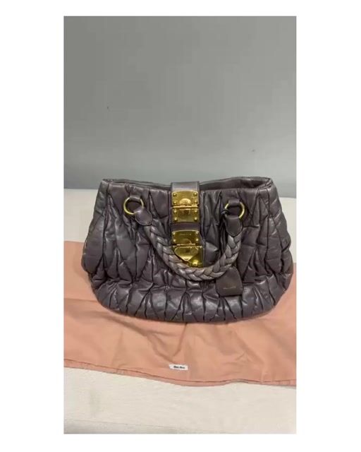 Vídeo de Bolsa Miu Miu Coffer Matelasse Cinza