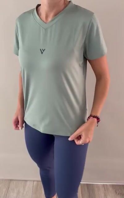 Video de Remera m/c cuello v de lycra