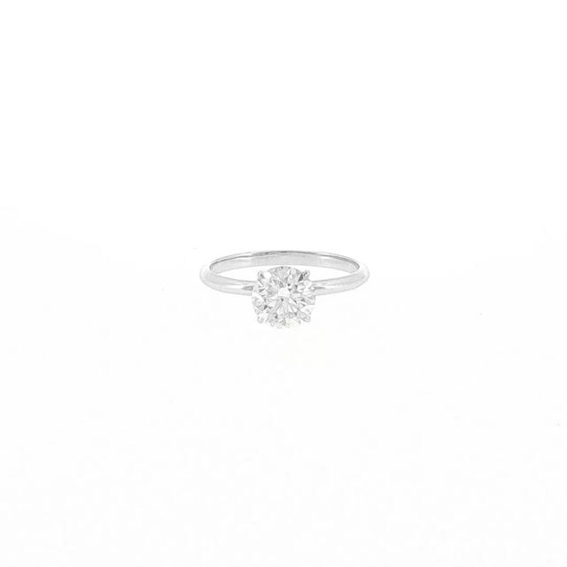 Vídeo de Anel Solitário em Diamante Redondo em Ouro Branco 18k | 1,0 quilate