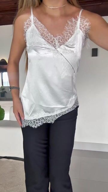 Video de KIT 2 BLUSAS DE CETIM ASSIMÉTRICA COM RENDA E ALÇA REGULÁVEL LAILA