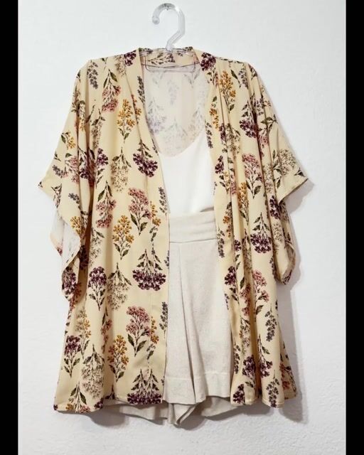 Vídeo de kimono estampado buquê campestre