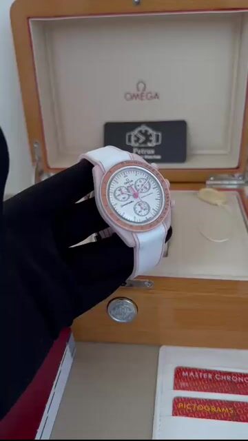 Video de Omega Swatch Speedmaster Moonswatch 40mm - MOSTRADOR BRANCO - SILICONE BRANCO COM ROSA