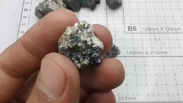 Video de 13 Piezas Calcopirita Iridiscente, Esfalerita y Calcita | 343 g