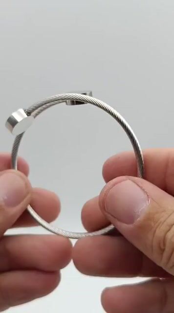 Video de Bracelete Prateado Medalha de São Bento- INOX -Ajustável
