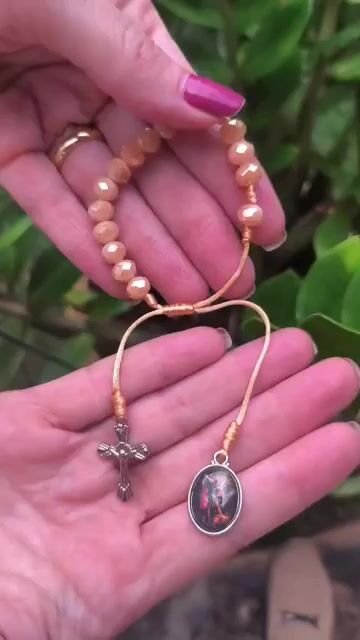 Video de Pulseira São Miguel de Cristal Doce de Leite com Cruz e Medalha Resinada - 8mm