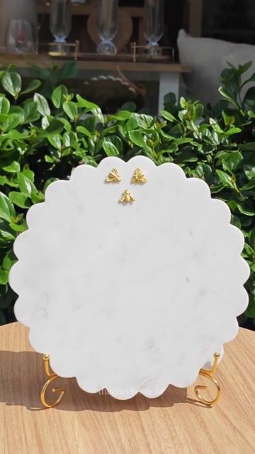 Vídeo de Tábua Redonda Decorativa Bee em Mármore Branco – P 25,5cm