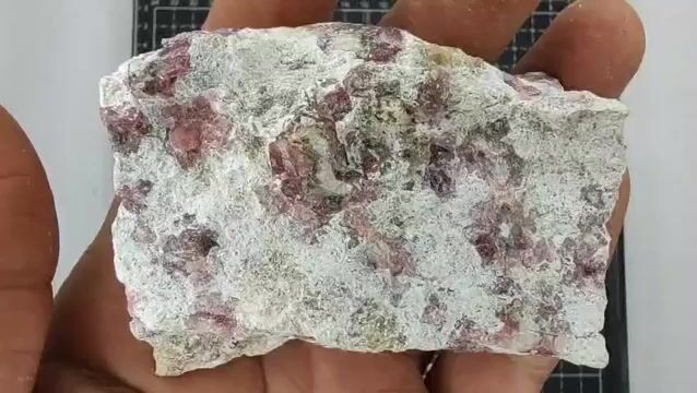 Video de 209 gr Granate Frambuesa y Vesuvianita de Coahuila (1 pz) - Mineral de Colección