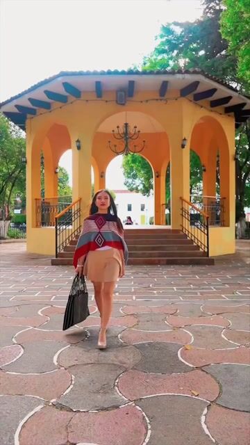 Video of Artisan poncho inspired by Comitán Chiapas