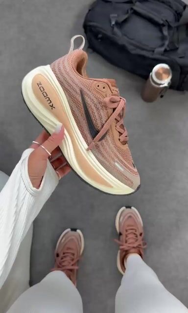 Video de NIKE VOMERO PLUS CHOCOLATE {FORMA NORMAL}