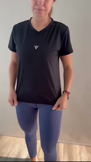 Video de Remera m/c cuello v de lycra