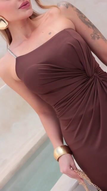 Video de VESTIDO LONGO UM OMBRO SÓ COM ALÇA DE STRASS SIMONE MOCHA MARROM