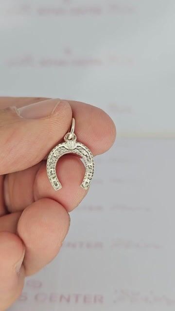 Video de Dije Plata 925 Herradura Labrada 13 X 17 Mm Mt- C2272