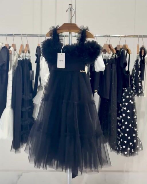 Vídeo de Vestido de Tule Preto com Frufrus