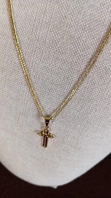 Vídeo de Corrente Grumet Dupla com Pingente Cruz Cruzada vazada 2MM 60cm Banhado a Ouro