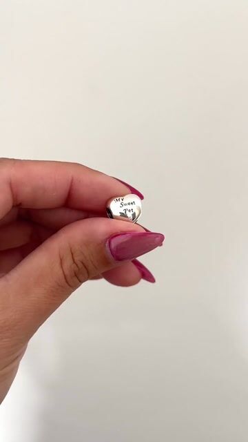 Video de Charm corazón con huellas