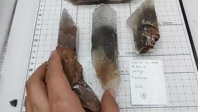 Video de 4 Piezas Selenita con Óxido de Hierro | Varitas 729 g