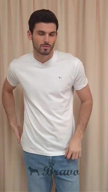 Video de Remera básica escote V blanco