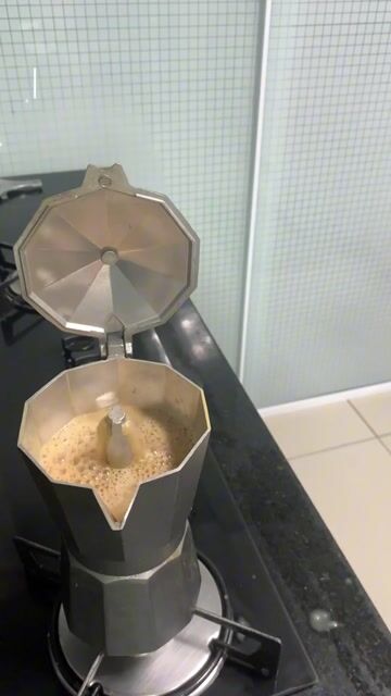 Video de Cafetera Tipo Italiana Aluminio Para 9 Tazas Pocillos Café Fary Home