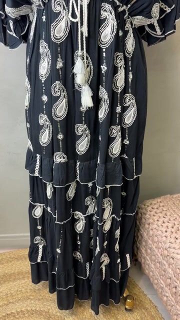 Video de Vestido longo boho bordado em linha prata