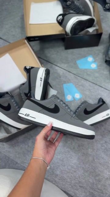 Video de Tênis Nike Air Force 1 Low - Cinza Preto