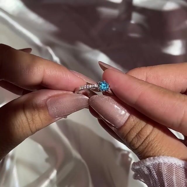 Video de Anel Clarissa · Prata 925 · Azul 0,5ct · Solitário · Aro Cravejado
