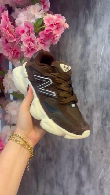 Video de NEW BALANCE 9060 - Café/OFF (forma pequena)