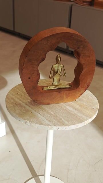Vídeo de Mesa Lateral Redonda em Metal e Mármore Travertino Romano – 56 cm