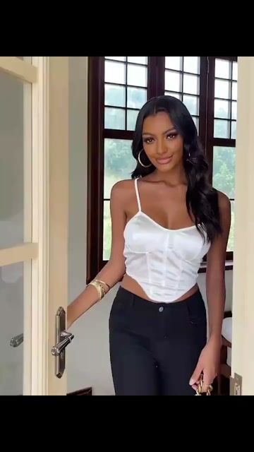 Video de Top Cropped Crop Assimétrico Cetim Brilhoso Blusa Curta Slim