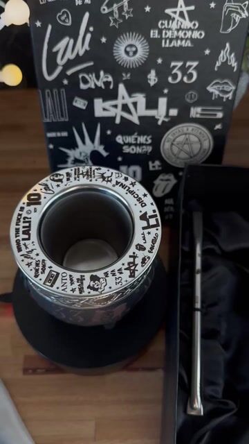 Video de MATE IMPERIAL INTERIOR ACERO INOXIDABLE LALI FULL GRABADO EN VIROLA Y CUERO + CAJA TEMÁTICA LALI + BOMBILLA FULL GRABADA