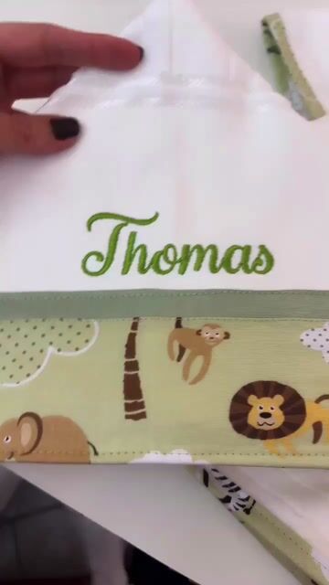 Vídeo de Roupão para bebê / infantil + toalha de banho com capuz + kit fralda tema safari varias cores