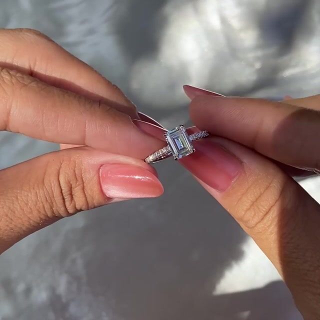 Video de Anel Dafne · Prata 925 · 2ct · Solitário Pedra Alta · Aro Cravejado