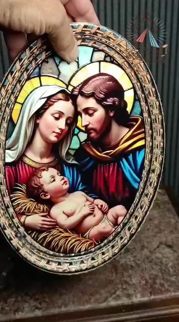 Video de Quadro de mesa/parede oval Sagrada Família- com suporte -