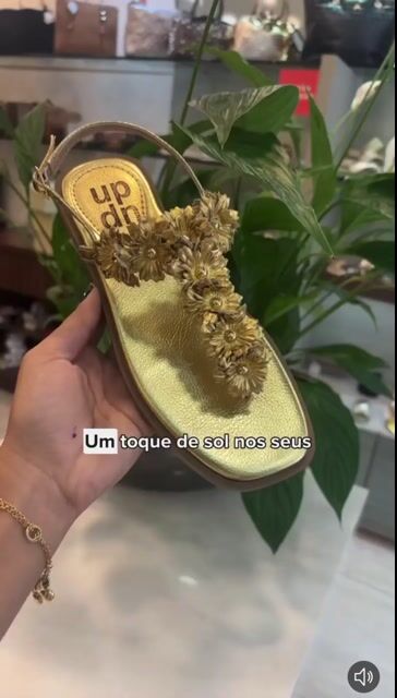 Video of Sandália Feminina Rasteira Flores Dourada UpDn 5918821