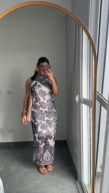 Vídeo de Vestido Midi Tule Forro Regata Gola Alta Fendas Estampado Ângela Off/Azul Marinho