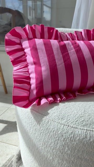 Video de ALMOHADON CANDY VOLADITOS FUCSIA Y ROSA - 50X30 CMS