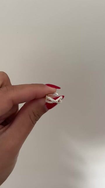 Video de Aro Cuff cruzado con piedras