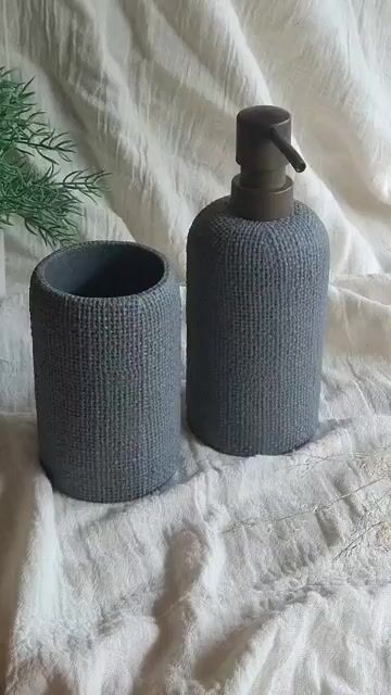 Video de Juego de Dispenser y Portacepillo Simil Tejido Gris