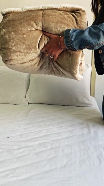 Video de Acolchado Flannel corderito, marca LA BASTILLA® | Color Beige