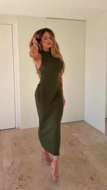 Vídeo de Vestido Longo Feminino com Detalhe Lateral