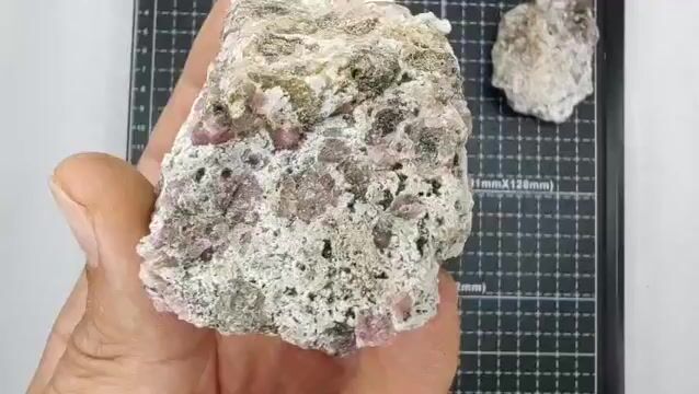 Video de 208 gr Granate Frambuesa y Vesuvianita (2 pz) - Minerales de Colección