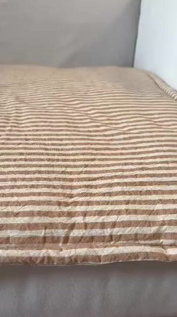 Video de PILLOW RAYADO CARAMELO REVERSIBLE