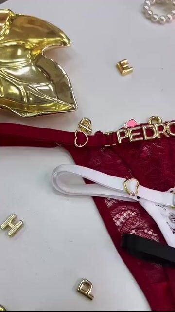 Vídeo de Calcinha Personalizada Luxo com Letra Dourada