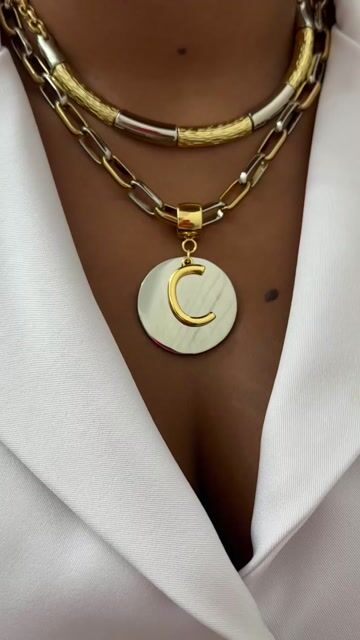 Vídeo de Colar Medalha Personalizada com Inicial Bicolor Banhada