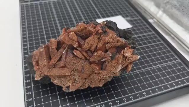 Video de Ferro Selenita en bruto sobre matriz oscura (700 gramos)