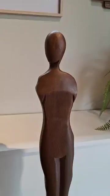 Vídeo de Escultura humana masculina em madeira