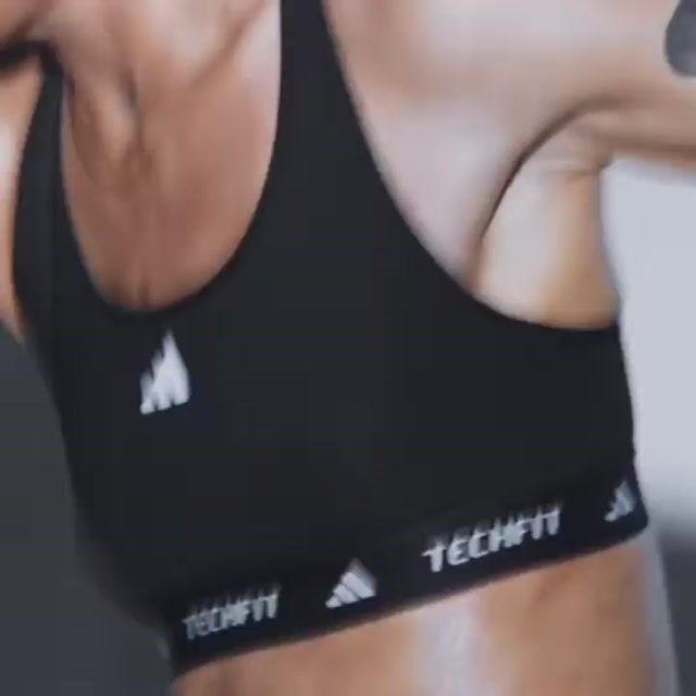 Vídeo de Top Esportivo Adidas AEROREADY Compressão