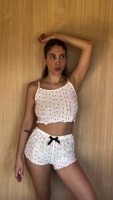 Video de PIJAMA B/FINO Y SHORT BRODERIE CORAZONES (P221)